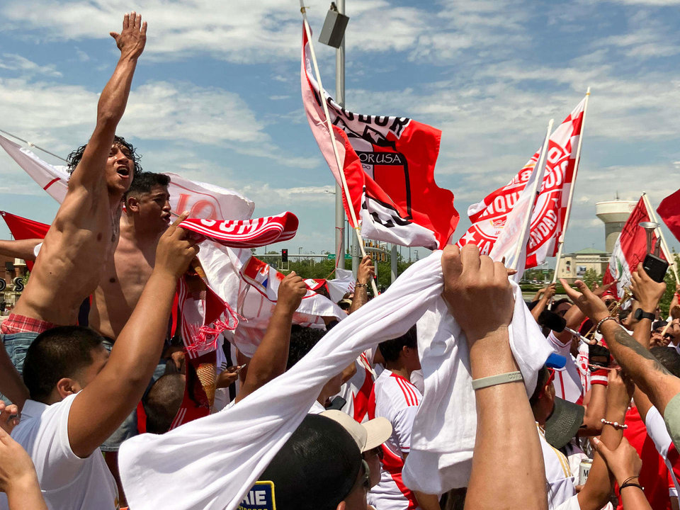 Decenas de aficionados de la selección peruana de fútbol fueron registrados este martes, 25 de junio, al cantar y arengar en los alrededores del estadio Children's Mercy Park de Kansas City (Misuri, EE.UU.). EFE/Albert Traver