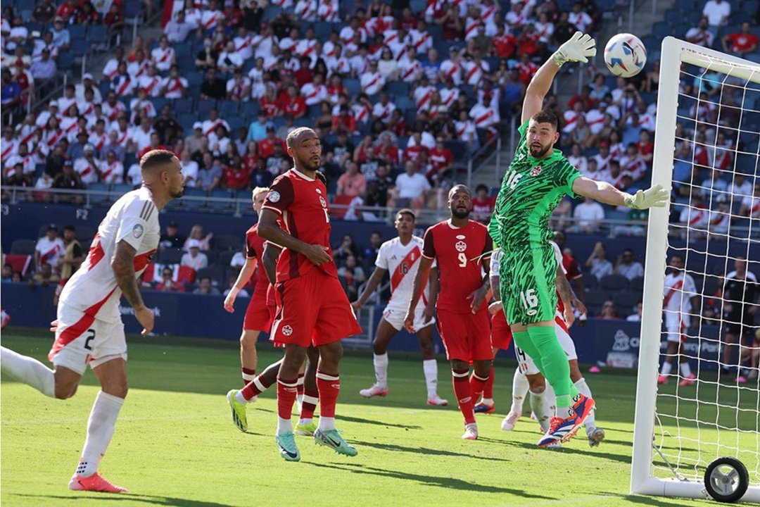 El defensor peruano Luis Abram (i), y el defensor canadiense Derek Cornelius (C) observan cómo el balón es desviado por el portero canadiense Maxime Crepeau (d) en la Copa América. EFE/EPA/WILLIAM PURNELL