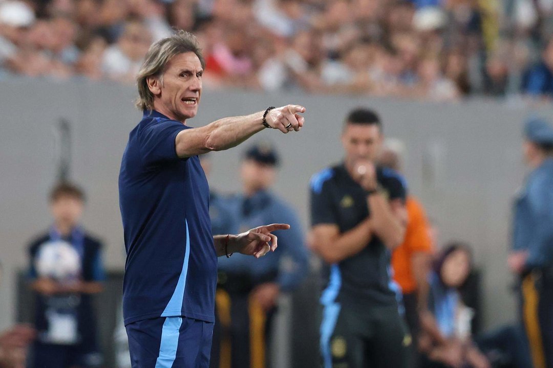 El seleccionador de Chile, Ricardo Gareca, fue registrado este martes, 25 de junio, durante un partido contra Argentina por la fecha 2 del grupo A de la Copa América, en el estadio MetLife de East Rutherford (Nueva Jersey, EE.UU.). EFE/Justin Lane