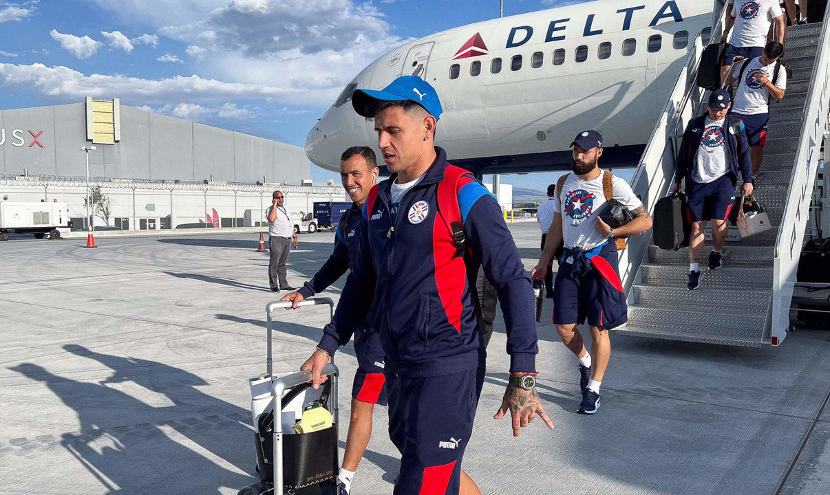 Fotografía cedida este martes, 25 de junio, por la Asociación Paraguaya de Fútbol en la que se registró la llegada de los integrantes de la selección guaraní a Las Vegas (Nevada, EE.UU.). EFE/Asociación Paraguaya de Fútbol