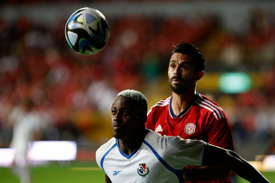 Imagen de archivo del central Giancarlo González (d) en un partido de la selección de Panamá contra la de Costa Rica quien este miércoles, a un día de enfrentar en Atlanta a la selección de Estados Unidos en partido de la segunda jornada de la fase de grupos de la Copa América, admitió que la defensa de su equipo padece problemas en jugadas aéreas. EFE/ Jeffrey Arguedas