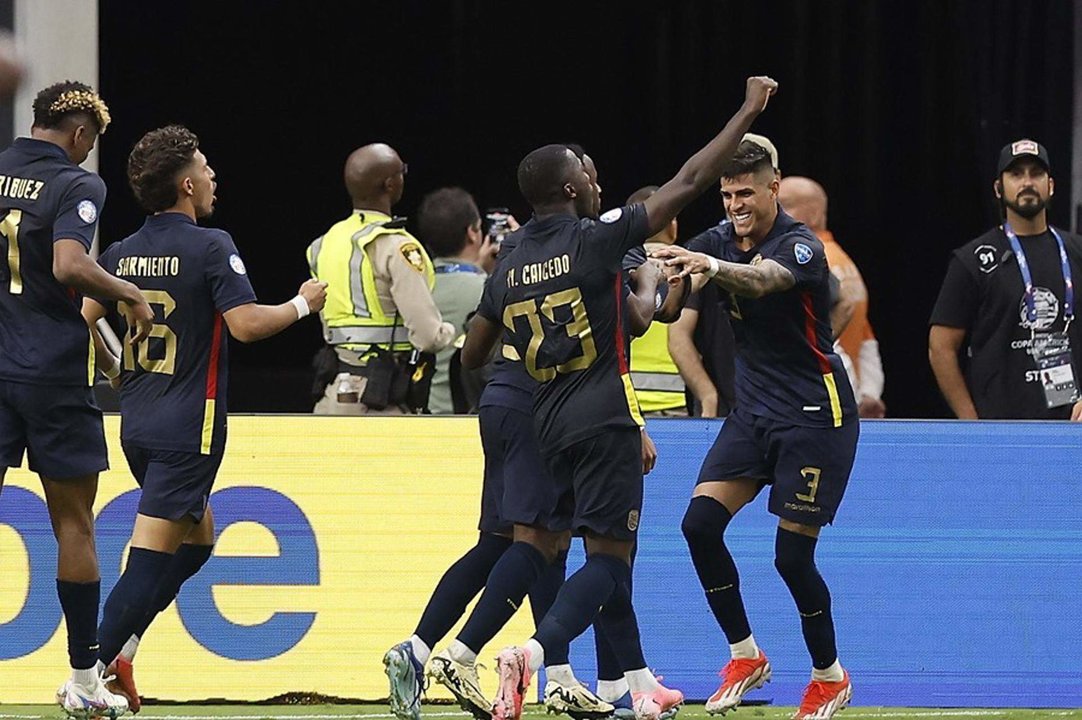 Miembros del equipo de Ecuador celebran un gol durante el partido de la Copa América 2024. EFE/EPA/CAROLINE BREHMAN