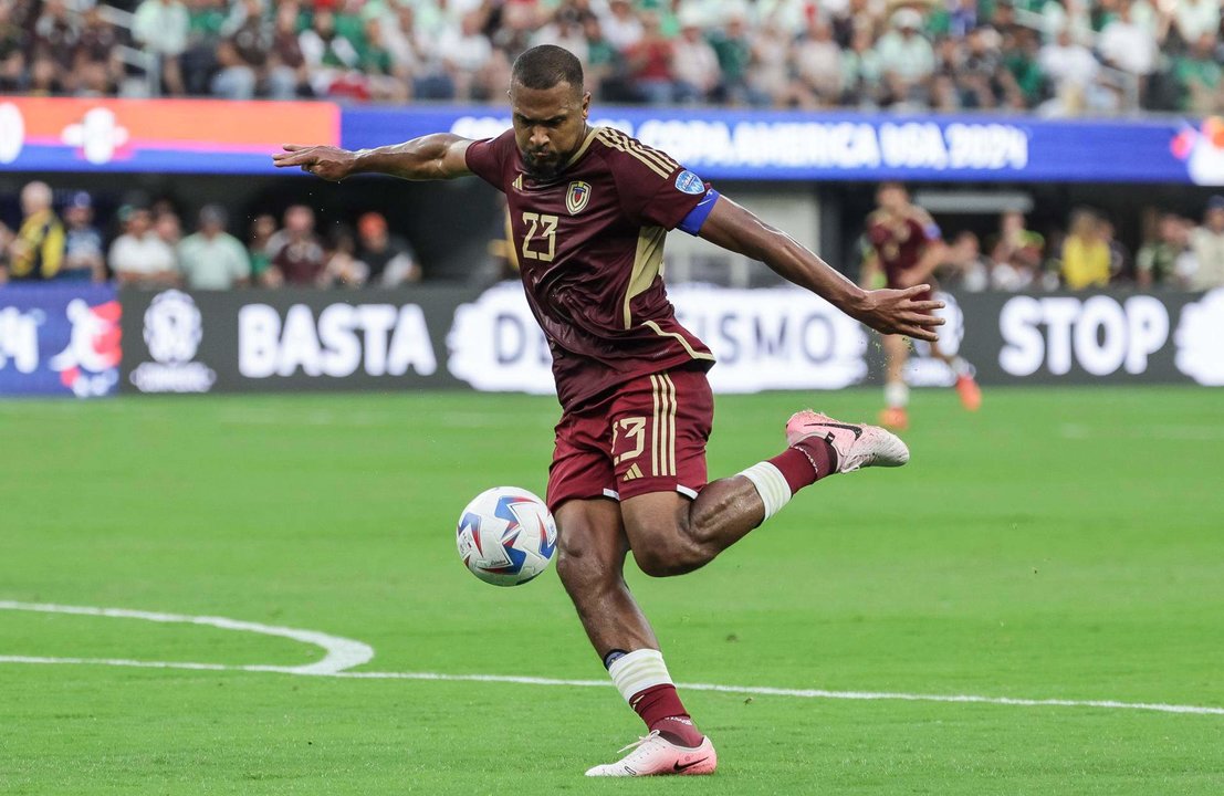 El delantero venezolano Salomón Rondón fue registrado este miércoles, 26 de junio, antes de patear un balón, durante un partido del grupo B de la Copa América 2024, en el Sofi Stadium de Inglewood (California, EE.UU.). EFE/Allison Dinner