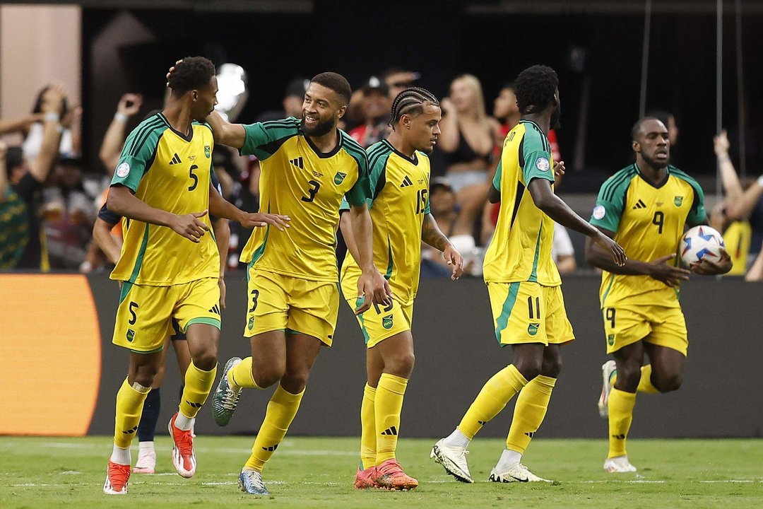 Jugadores de Jamaica fueron registrados este miércoles, 26 de junio, al celebrar el gol que su compañero Antonio (d) le anotó a Ecuador, el primero que una selección jamaiquina anota en sus tres participaciones en las Copas América. Los Reggae Boys perdieron 3-1 y quedaron eliminados del certamen 2024. EFE/Caroline Brehman