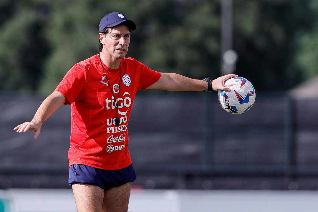 Fotografía cedida por la Asociación Paraguaya de Fútbol (APF) del seleccionador de Paraguay Daniel Garnero dirigiendo un entrenamiento en las instalaciones de la Universidad de Houston. EFE/ APF