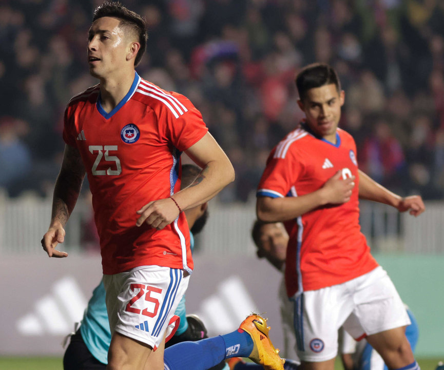 Imagen de archivo del centrocampista chileno Rodrigo Echeverría (i) , quien este jueves transmitió un mensaje de optimismo a sus compatriotas sobre la clasificación de la Roja a los cuartos de final de la Copa América de Estados Unidos, un objetivo que depende de derrotar a Canadá este sábado en la ciudad de Orlando. EFE/ Esteban Paredes Drake