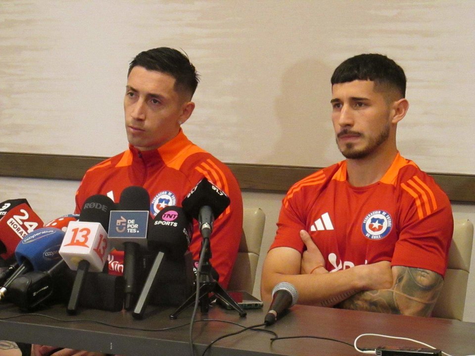 Los futbolistas chilenos Rodrigo Echeverría (i) y Nicolás Fernández fueron registrados este jueves, 27 de junio, durante una rueda de prensa previa al partido con Canadá válido por el grupo A de la Copa América, en Orlando (Florida, EE.UU.). EFE/Gina Baldivieso