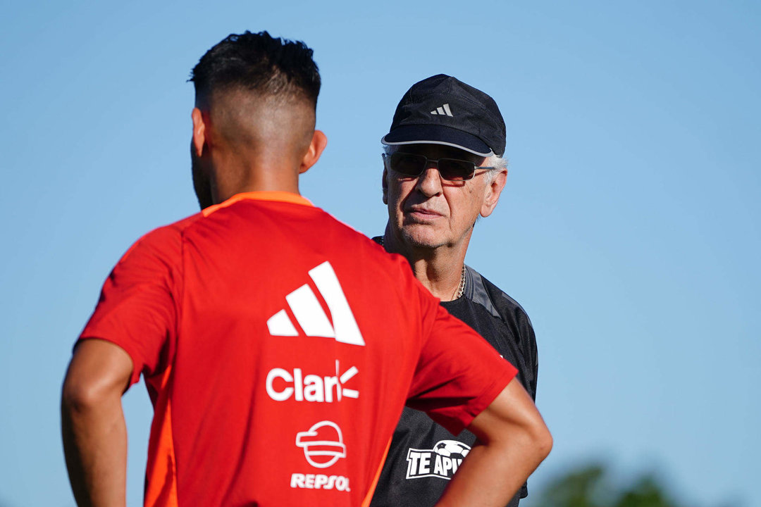 Fotografía cedida por la Federación Peruana de Fútbol en la que se registró al seleccionador Jorge Fossati, durante un entrenamiento, en Kansas City (Misuri, EE.UU.). EFE/Federación Peruana de Fútbol