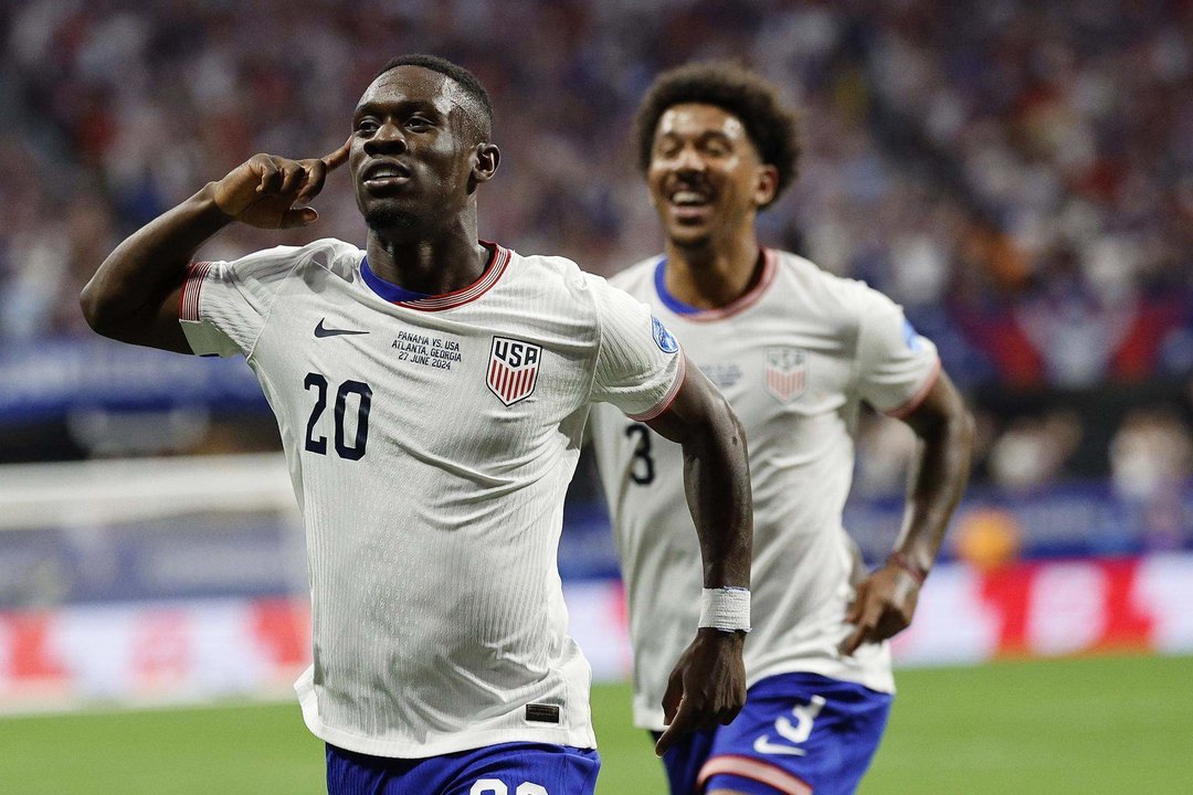 Folarin Balogun de los Estados Unidos (i) celebra su gol con Chris Richards en la Copa América 2024. EFE/EPA/ERIK S. MENOR