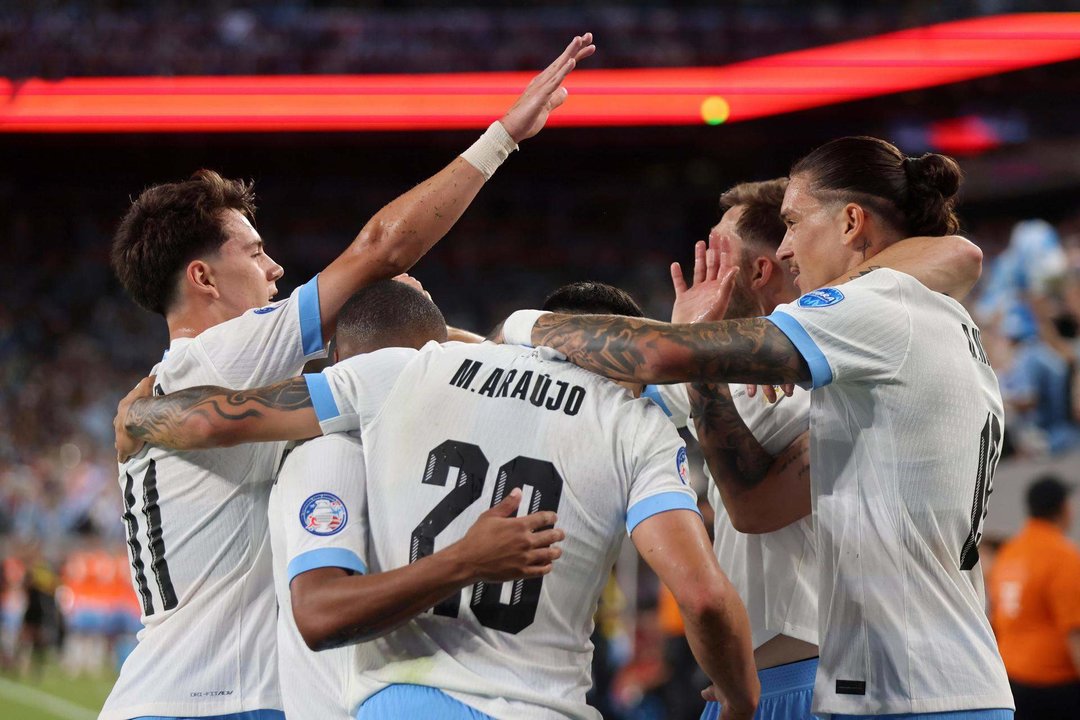 El delantero uruguayo Darwin Núñez (d) celebra su gol con sus compañeros de equipo durante la Copa América 2024. EFE/EPA/JUSTIN LANE