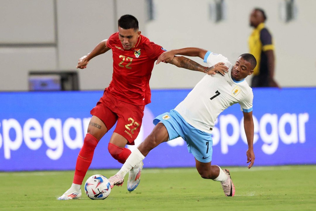 El centrocampista uruguayo Nicolás de la Cruz (d) fue registrado este jueves, 27 de junio, al disputar un balón con el volante boliviano Héctor Cuellar (i), durante un partido del grupo C de la Copa América, en el estadio MetLife de East Rutherford (Nueva Jersey, EE.UU.). EFEJustin Lane