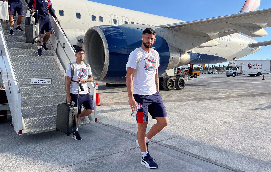 Fotografía cedida por la Asociación Paraguaya de Fútbol en la que se registró a jugadores de la selección paraguaya a su llegada a Las Vegas (Nevada, EE.UU.), donde se enfrentarán a Brasil en partido válido por el grupo D de la Copa América 2024. EFE/Asociación Paraguaya de Fútbol