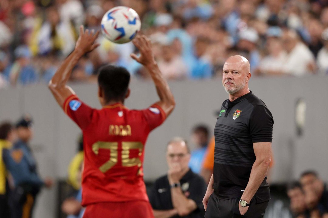 El seleccionador de Bolivia, Antonio Carlos Zago (d), fue registrado este jueves, 27 de junio, durante un partido contra Uruguay válido por el grupo C de la Copa América, en el estadio MetLife de East Rutherford (Nueva Jersey, EE.UU.). EFE/Justin Lane