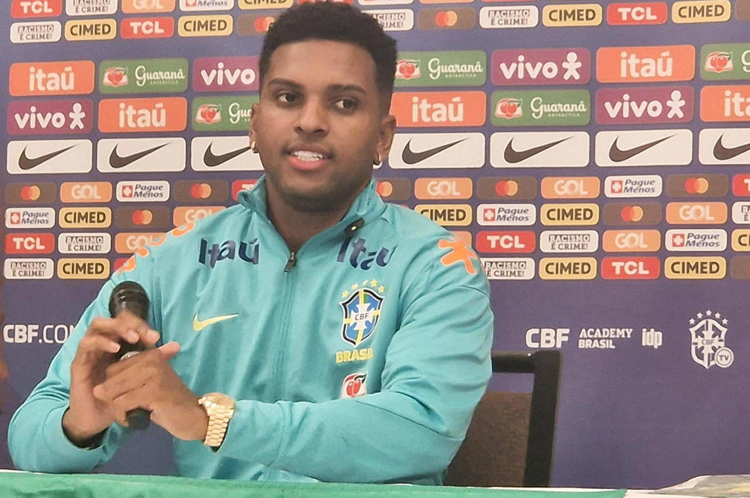 Rodrygo Goes, delantero del Real Madrid y la selección brasileña de fútbol, fue registrado el pasado 22 de junio durante una rueda de prensa con la Canarinha, en Los Ángeles (California, EE.UU.). EFE/Carlos Meneses