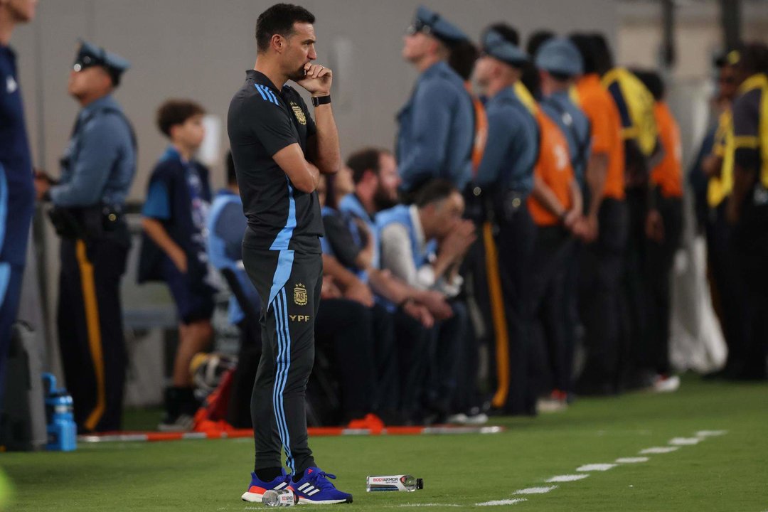 El seleccionador de Argentina, Lionel Scaloni (4-i), fue registrado el pasado 25 de junio al observar el partido de sus dirigidos contra Chile, válido por el grupo A de la Copa América 2024, en el estadio MetLife de East Rutherford (Nueva Jersey, EE.UU.). EFE/Justin Lane