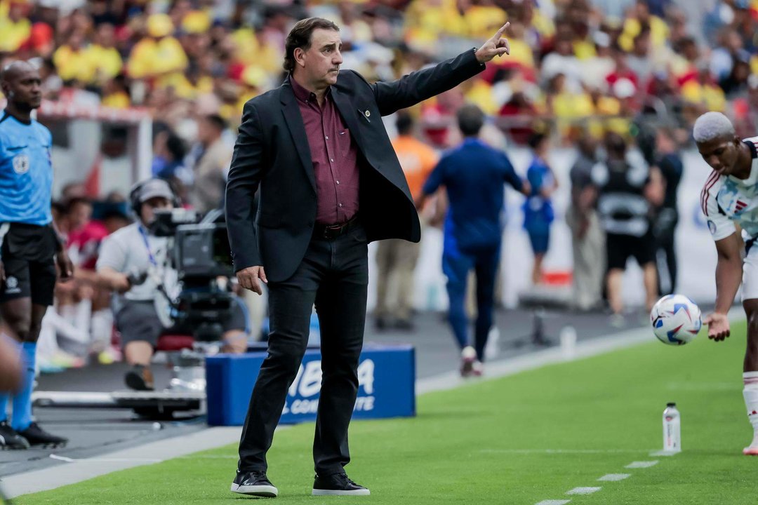 El seleccionador de Colombia, Néstor Lorenzo, fue registrado este viernes, 28 de junio, durante un partido del grupo D de la Copa América contra Costa Rica, en el estadio State Farm de Glendale (Arizona, EE.UU.). EFE/John G. Mabanglo