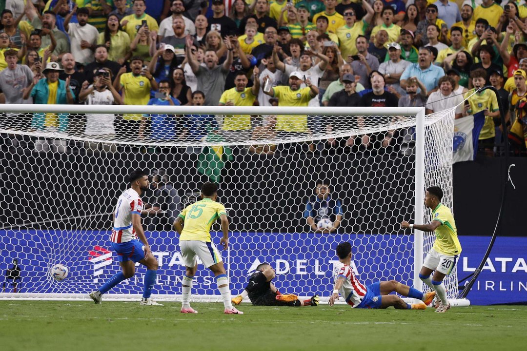 El delantero brasileño Savio (d) anota un gol en la Copa América. EFE/EPA/CAROLINE BREHMAN