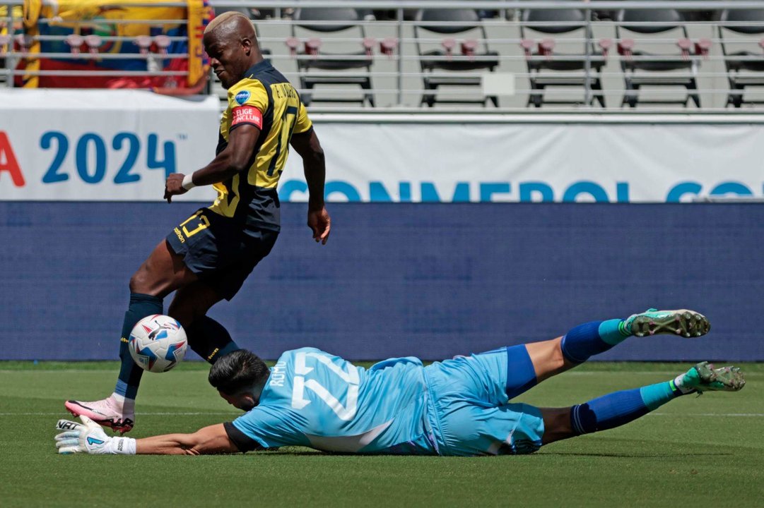 El delantero ecuatoriano Enner Valencia (i) en acción ante el guardameta venezolano Rafael Romo durante un partido de la Copa América EE.UU. 2024. EFE/JOHN G. MABANGLO