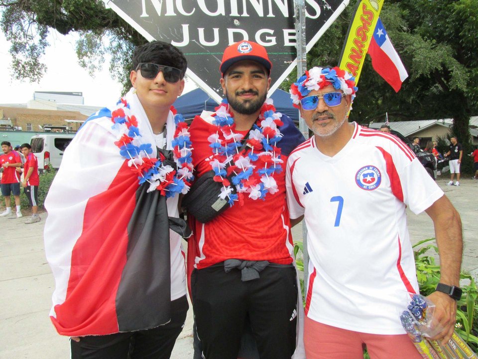 Aficionados de la selección chilena de fútbol fueron registrados este sábado, 29 de junio, durante la previa al partido contra Canadá, válido por el grupo A de la Copa América 2024, en Orlando (Florida, EE.UU.). EFE/Gina Baldivieso