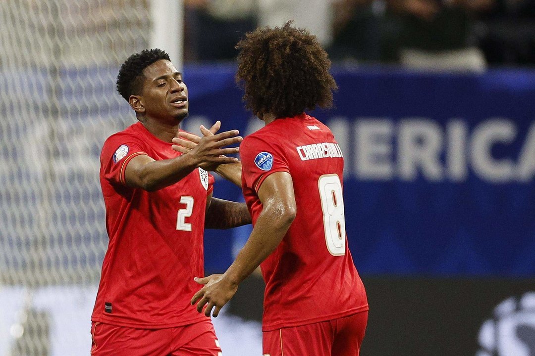 Cesar Blackman de Panamá (i) y Adalberto Carrasquilla en la Copa América 2024. EFE/EPA/ERIK S. MENOR