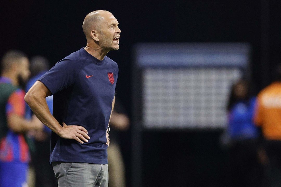 Fotografía de archivo del seleccionador de Estados Unidos, Gregg Berhalter, quien este domingo analizó los riesgos de equipo en el partido del lunes con Uruguay que decidirá su clasificación o no a los cuartos de final de la Copa América en Kansas CiTY. EFE/EPA/Erik S. Lesser