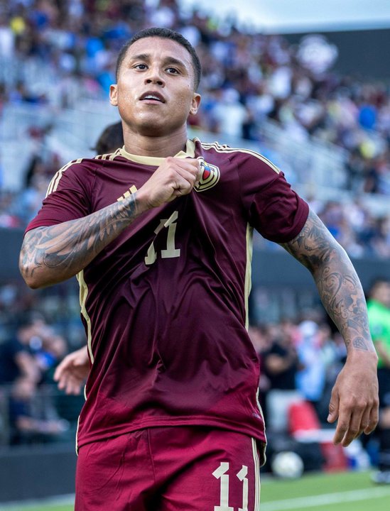 Fotografía de archivo en la que se registró al delantero venezolano Darwin Machís, durante un partido con la selección nacional de fútbol de su país, en Fort Lauderdale (Florida, EE.UU.) EFE/Cristóbal Herrera