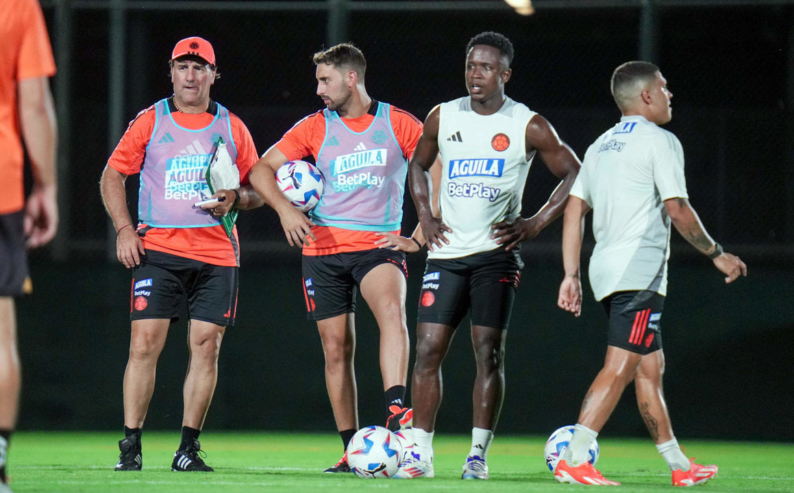 Fotografía cedida por la Federación Colombiana de Fútbol (FCF) del seleccionador de Colombia Néstor Lorenzo (i) durante un entrenamiento en Glendale (Az, EE.UU.). EFE/ FCF/Solo uso editorial