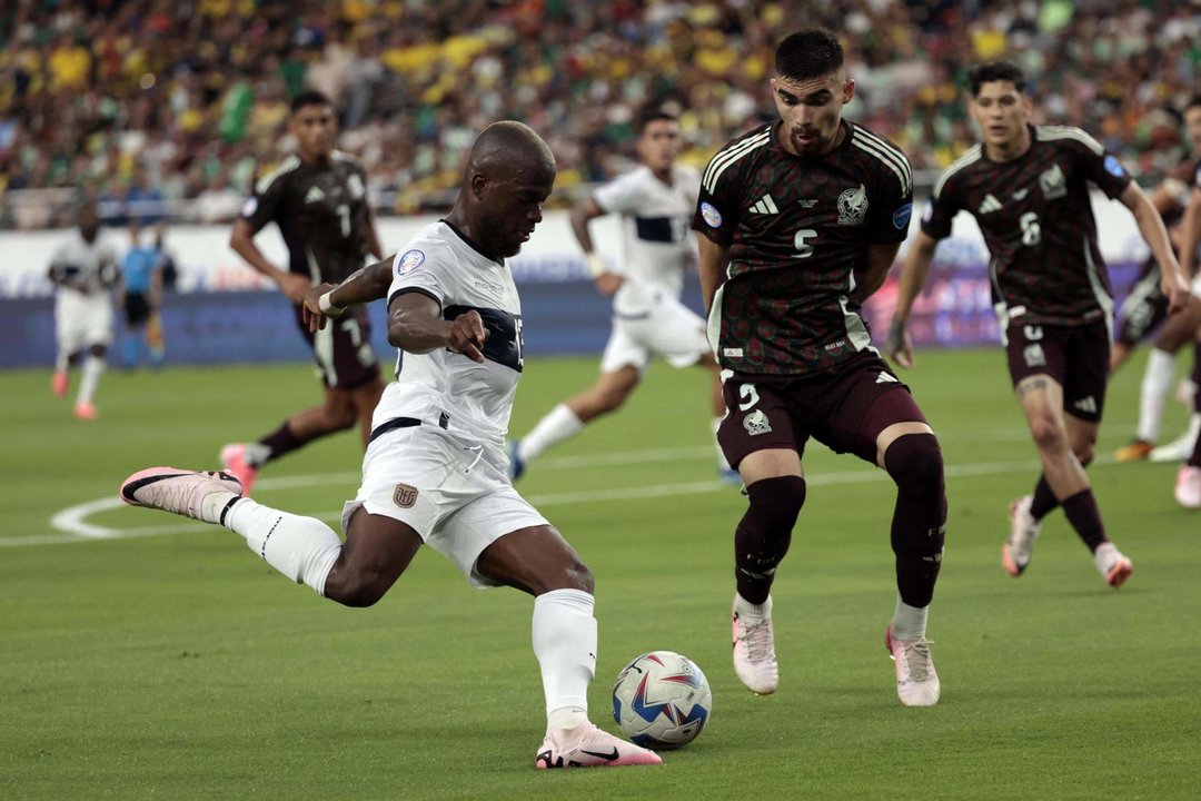 El delantero y capitán de Ecuador, Enner Valencia (3-i), fue registrado este domingo, 30 de junio, al intentar superar la marca del defensa mexicano Johan Vásquez, durante el partido de cierre del grupo C de la Copa América 2024, en el estadio State Farm de Glendale (Arizona, EE.UU.). EFE/John G. Mabanglo