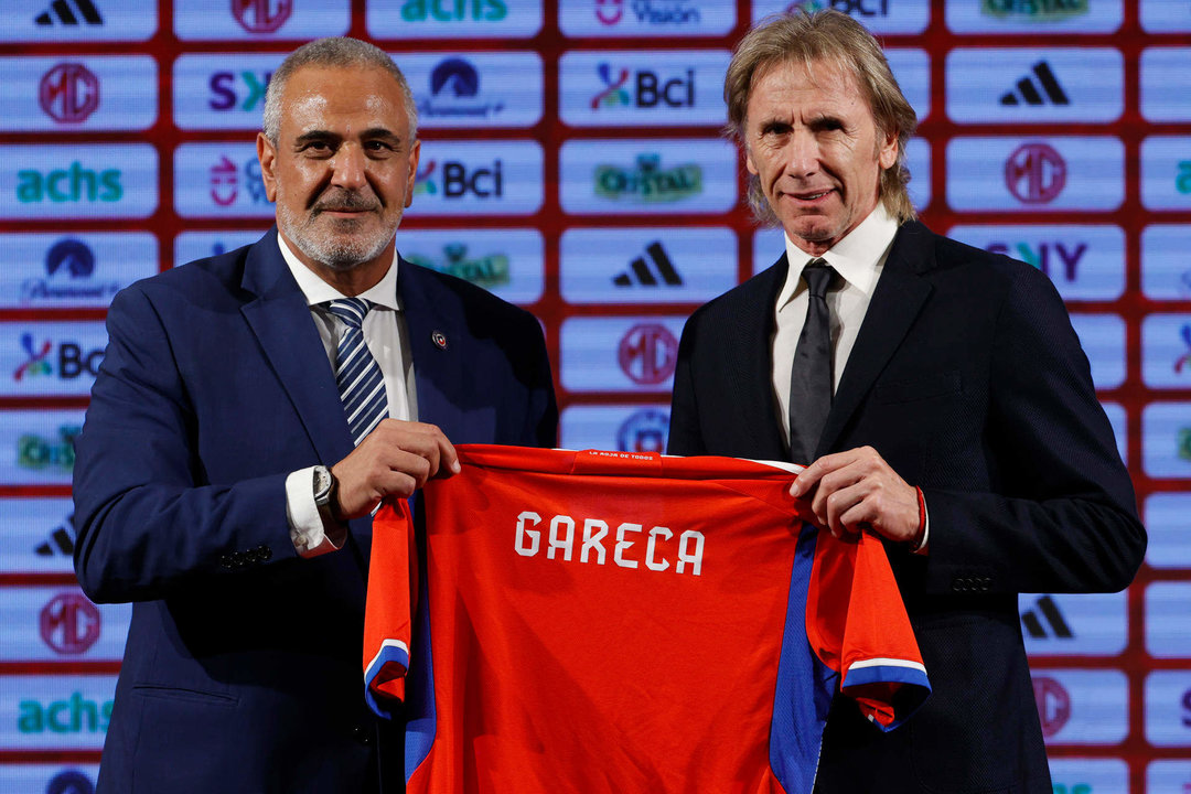 Foto del entrenador argentino Ricardo Garea del 25 de enero de 2024, fecha en que asumió como seleccionador de Chile, una de las primeras selecciones eliminadas en la fase de grupos de la Copa América de Estados Unidos. EFE/Elvis González.