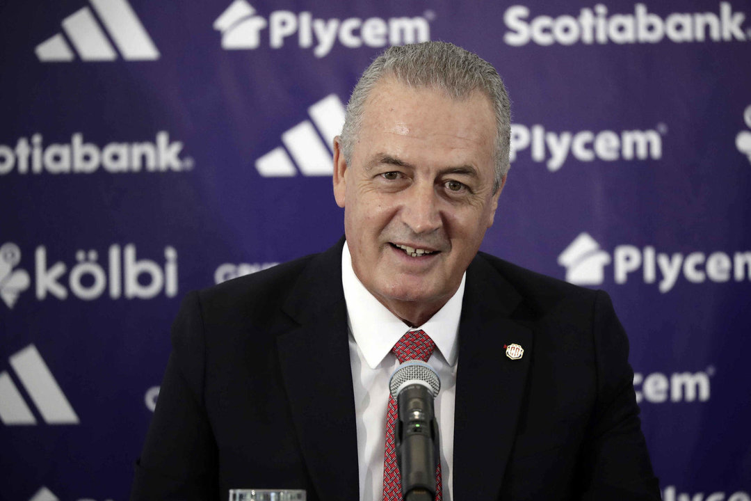 Imagen de archivo del entrenador argentino Gustavo Alfaro, quien este martes, en el Q2 Stadium de Austin (Texas), tendrá el complejo desafío con Costa Rica para definir, a expensas de Paraguay, la clasificación a los cuartos de final de la Copa América de Estados Unidos. EFE/ Jeffrey Argueda