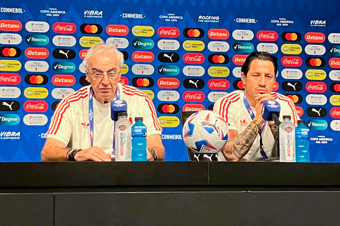 El seleccionador de Perú, Jorge Fossati (i), y el delantero peruano Gianluca Lapadula fueron registrados el pasado 24 de junio, durante una rueda de prensa, en el estadio Children's Memorial Park de Kansas City (Misuri, EE.UU.). Fossati, uno de los entrenadores no sancionados, pide que se determine desde qué momento se inicia el conteo de duración de los entretiempos, pues los retrasos en estos lapsos han sido motivo de sanción. EFE/Albert Traver