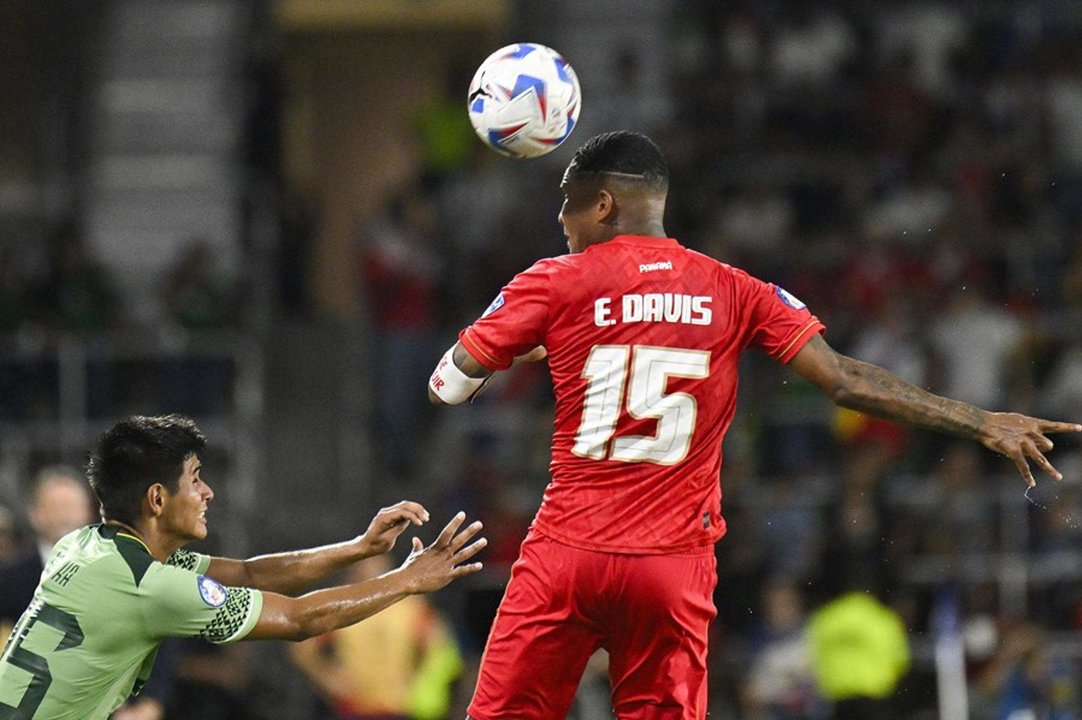 Yomar Rocha (i), defensor de Bolivia y Eric Davis, de Panamá (d), en la Copa América. EFE/EPA/MIGUEL RODRÍGUEZ