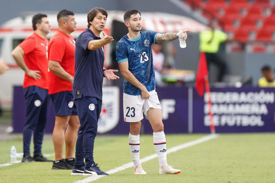 Fotografía de archivo en la que se registró al seleccionador de Paraguay, el argentino Daniel Garnero, durante un partido amistoso, en Ciudad de Panamá (Panamá). EFE/Bienvenido Velasco