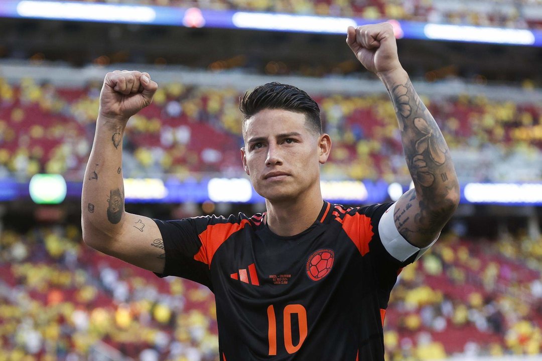 El centrocampista y capitán de la selección colombiana de fútbol, James Rodríguez, fue registrado este martes, 2 de julio, al celebrar el empate 1-1 ante Brasil que deja a los cafeteros como líderes del grupo D de la Copa América 2024, en el Levi´s Stadium de Santa Clara (California, EE.UU.) EFE/John G. Mabanglo