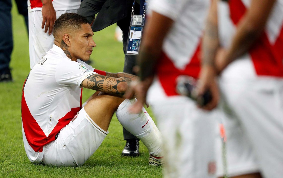 "Apenado, triste y frustrado". Así se declaró, por la decepcionante campaña de Perú en la Copa América de Estados Unidos a su regreso a Lima el delantero Paolo Guerrero, quien aparece sentado en una fotografía de archivo. EFE/Julio César Guimarães