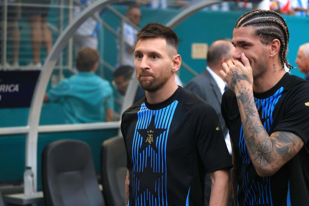 Lionel Messi (i) de Argentina y Rodrigo de Paul (d) conversan en la Copa América 2024. EFE/EPA/CRISTÓBAL HERRERA-ULASHKEVICH