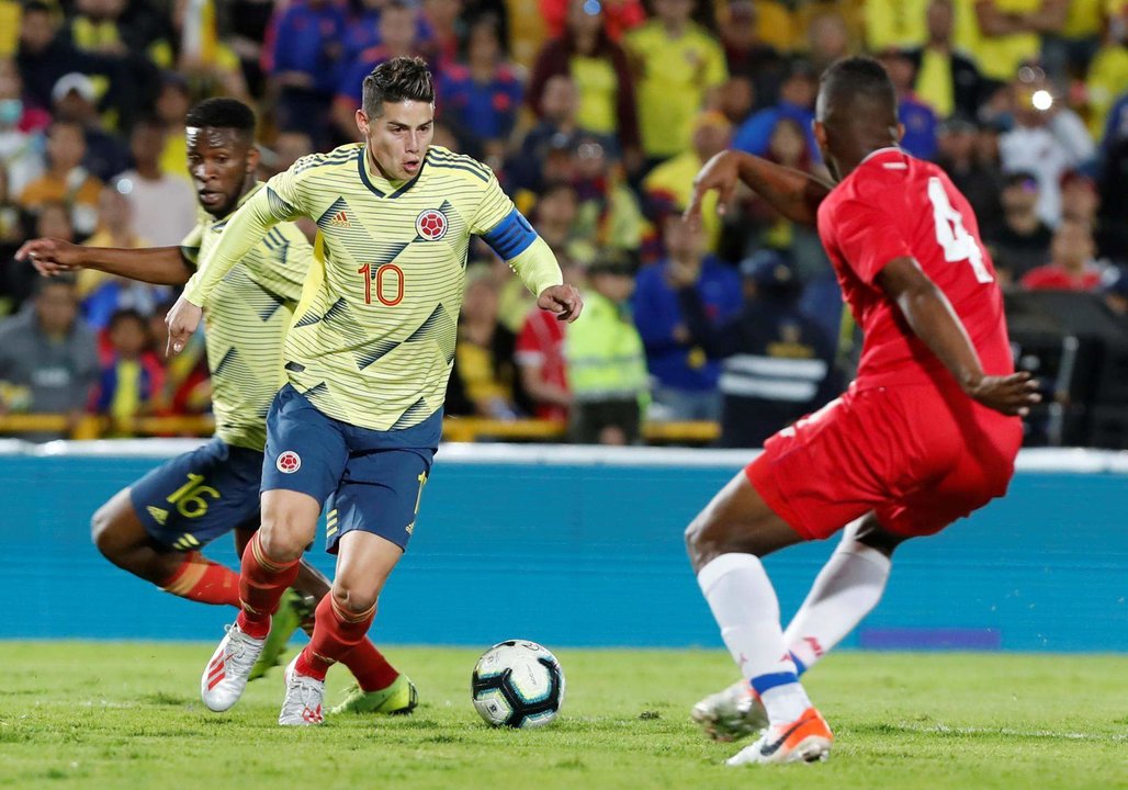 Fotografía de archivo, tomada el 3 de junio de 2019, en la que se registró al centrocampista y capitán de las selección colombiana de fútbol, James Rodríguez (c), al disputar un balón con el defensa panameño Fidel Escobar (d, durante un partido amistoso, en el estadio El Campín, de Bogotá (Colombia). EFE/Carlos Durán