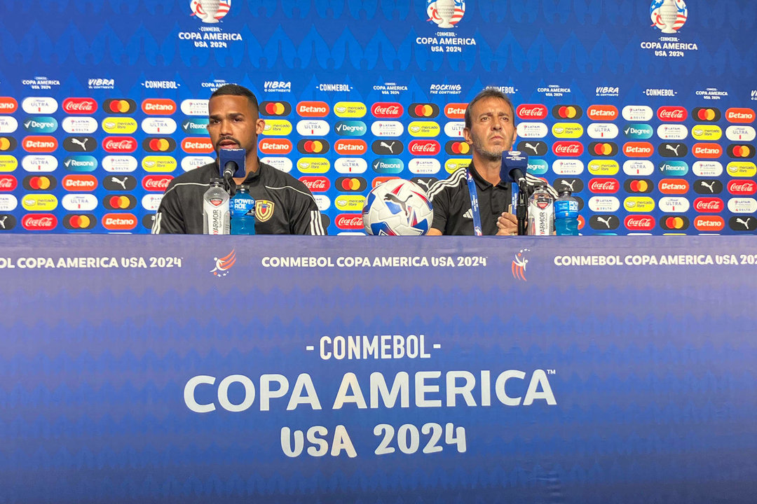 El centrocampista venezolano Yangel Herrera (i) y el seleccionador del equipo nacional masculino de fútbol de Venezuela, Fernando Batista, fueron registrados este jueves, 4 de julio, durante la rueda de prensa previa al partido por cuartos de final de la Copa América 2024 contra Canadá, en el estadio AT&T de Arlington (Texas, EE.UU.). EFE/Albert Traver