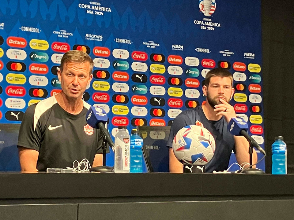 El seleccionador del equipo nacional masculino de fútbol de Canadá, Jesse Marsch (i), y el portero titular del equipo canadiense, Maxime Crépeau, fueron registrados el pasado 24 de junio, durante una rueda de prensa, en el estadio Children's Memorial Park de Kansas City (Misuri, EE.UU.). EFE/Albert Traver