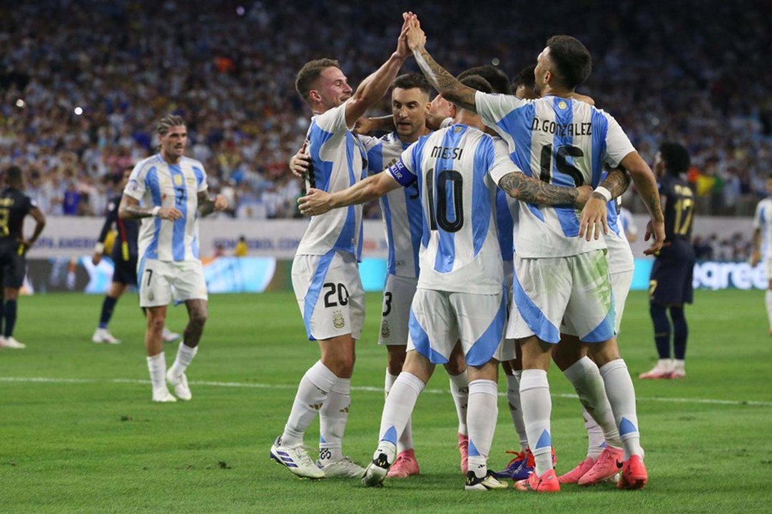 El defensa argentino Lisandro Martínez en la Copa América 2024. EFE/EPA/LESLIE PLAZA JOHNSON