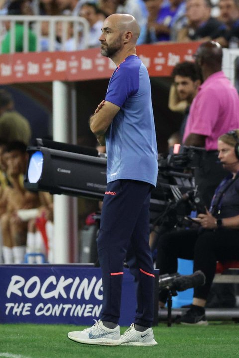 El seleccionador de Ecuador, Félix Sánchez Bas, fue registrado este jueves, 4 de julio, durante el primer partido de los cuartos de final de la Copa América 2024 contra Argentina, en el estadio NRG de Houston (Texas, EE.UU.). EFE/Leslie Plaza