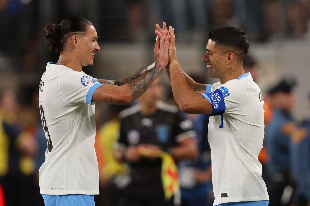 El delantero uruguayo Darwin Núñez (i) saluda a su compañero Luis Suarez durante un partido de la Copa América. EFE/JUSTIN LANE