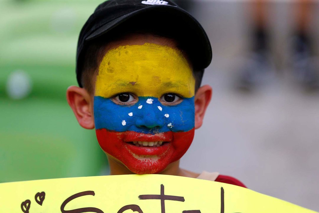 Un fanático de Venezuela apoya a su equipo en un partido de la Copa América. EFE/ADAM DAVIS