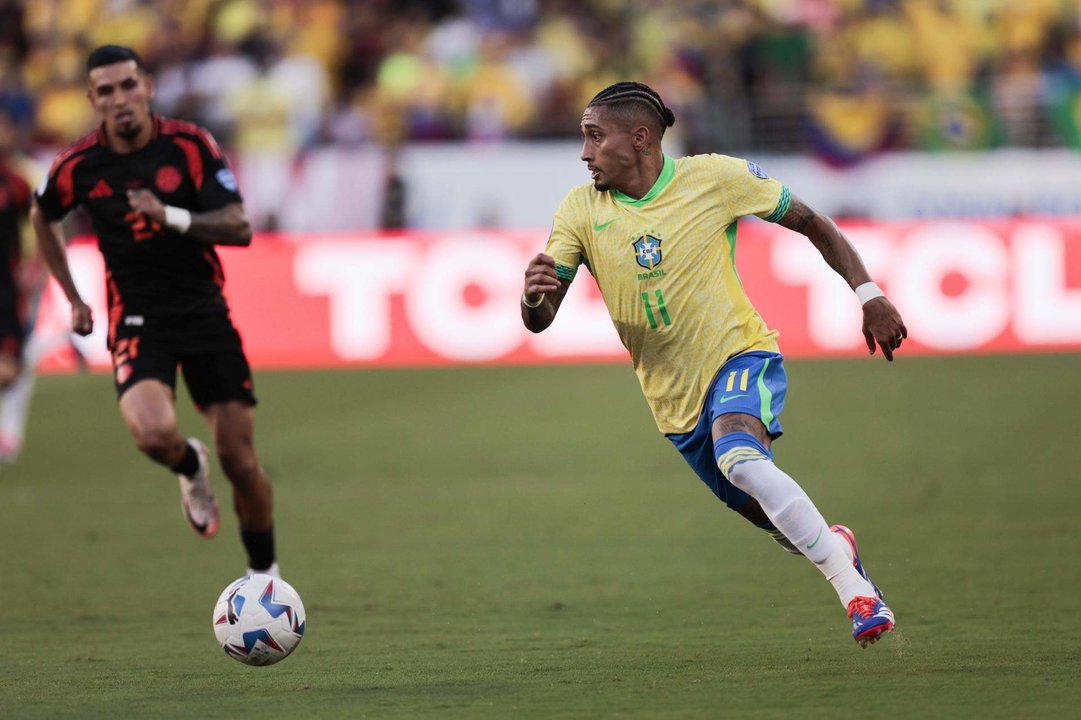 El delantero brasileño Raphinha (d) fue registrado el pasado 2 de julio la superar la marca del lateral colombiano Daniel Muñoz (i), durante el partido de cierre del grupo D de la Copa América 2024, en el Levi's Stadium de Santa Clara (California, EE.UU.). EFE/John G. Mabanglo