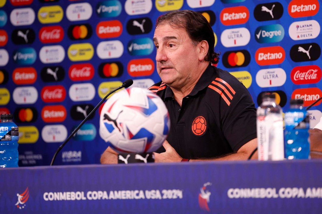 Néstor Lorenzo, entrenador principal de Colombia, responde a preguntas durante una conferencia de prensa en Glendale, Arizona, EE.UU. EFE/EPA/JUAN G. MABANGLO