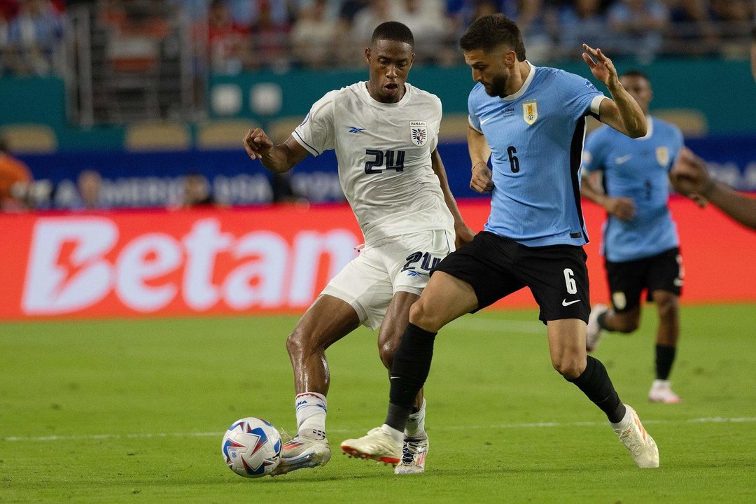 El defensor panameño Edgardo Fariña (i) fue registrado el pasado 23 de junio al disputar un balón con el centrocampista uruguayo Rodrigo Bentancur (2-d), durante un partido del grupo C de la Copa América 2024, en el estadio Hard Rock de Miami (Florida, EE.UU.). EFE/Cristóbal Herrera