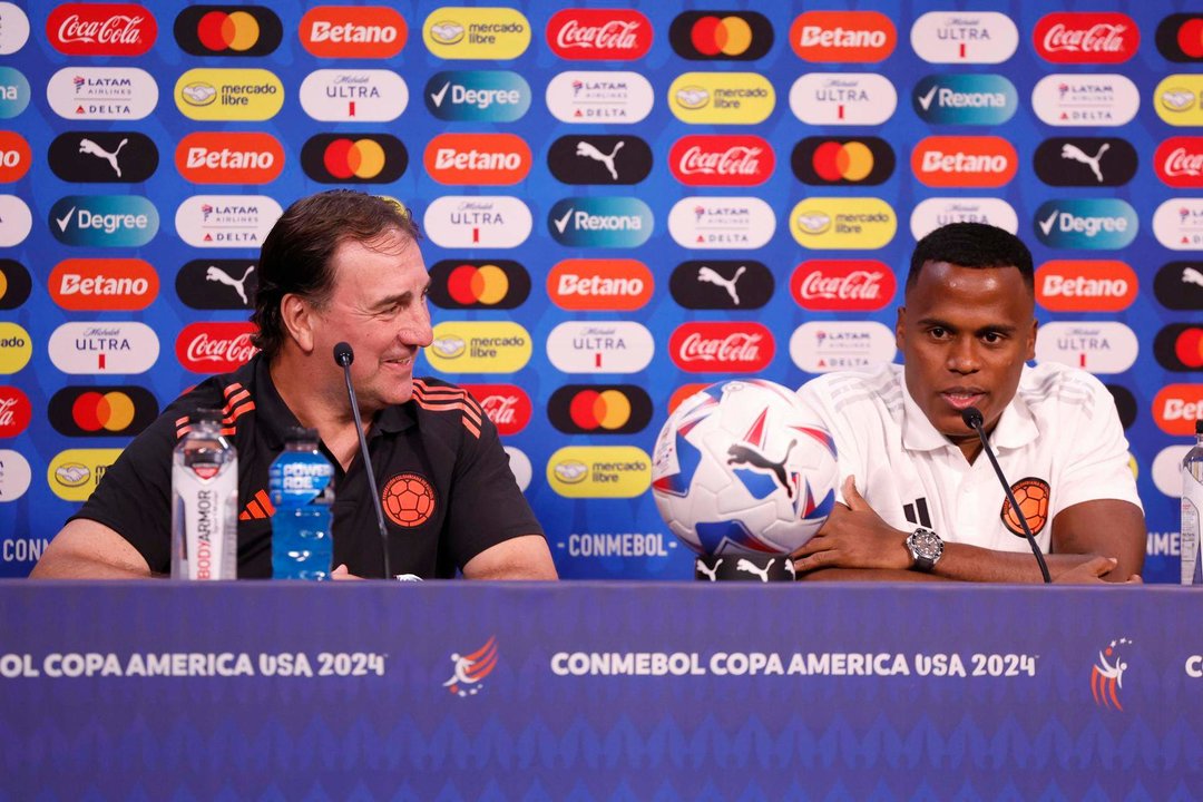 Nestor Lorenzo (i), entrenador principal de Colombia y Jhon Arias (d), centrocampista responden a preguntas durante una conferencia de prensa en Glendale, Arizona, EE.UU. EFE/EPA/JUAN G. MABANGLO