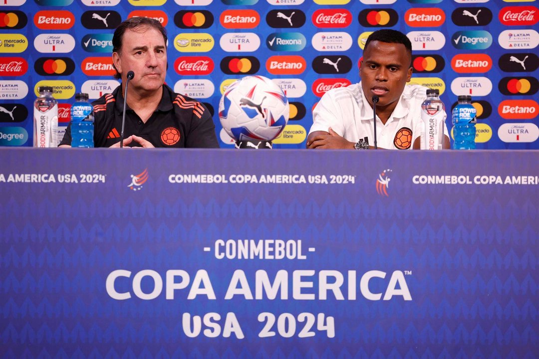 El seleccionador de Colombia, Néstor Lorenzo (i), y el centrocampista cafetero Jhon Arias (d) fueron registrados este viernes, 5 de julio, durante la rueda de prensa previa al partido de cuartos de final de la Copa América 2024 contra Panamá, en el estadio State Farm de Glendale (Arizona, EE.UU.). EFE/John G. Mabanglo