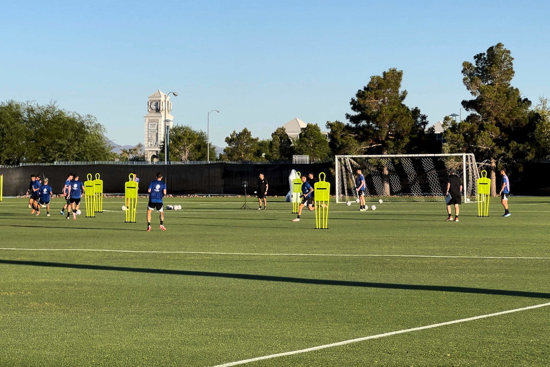 Los jugadores de la selección uruguaya de fútbol entrenan este viernes en el Kellog Zaher Training Center de Las Vegas (Estados Unidos). EFE/ Andrea Montolivo