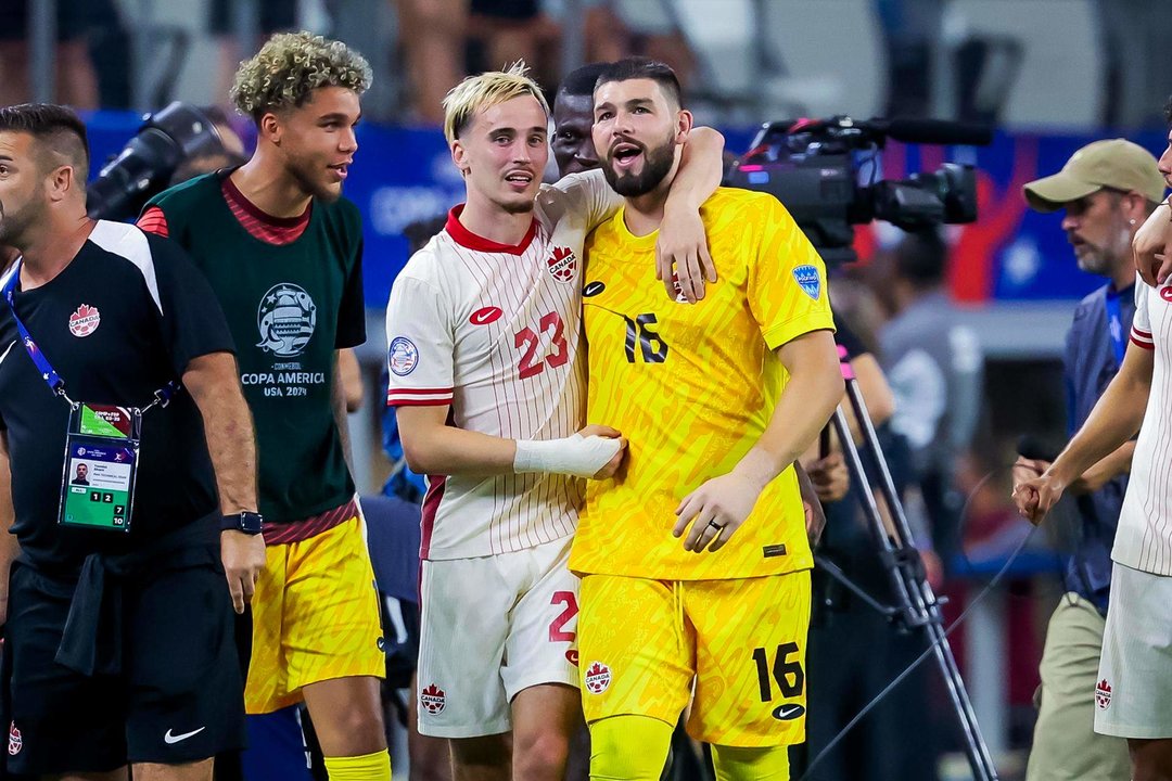 Los canadienses Liam Millar y Maxime Crepeau reaccionan después de vencer a Venezuela en los curtos de final de la Copa América en la tanda de penaltis en Arlington, Texas. EFE/EPA/KEVIN JAIRAJ